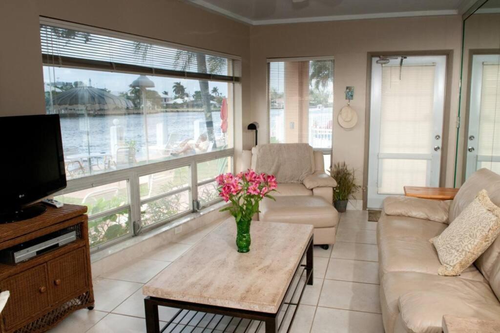 Posezení v ubytování Aloha Apartments On the Intracoastal-Walk to the Beach