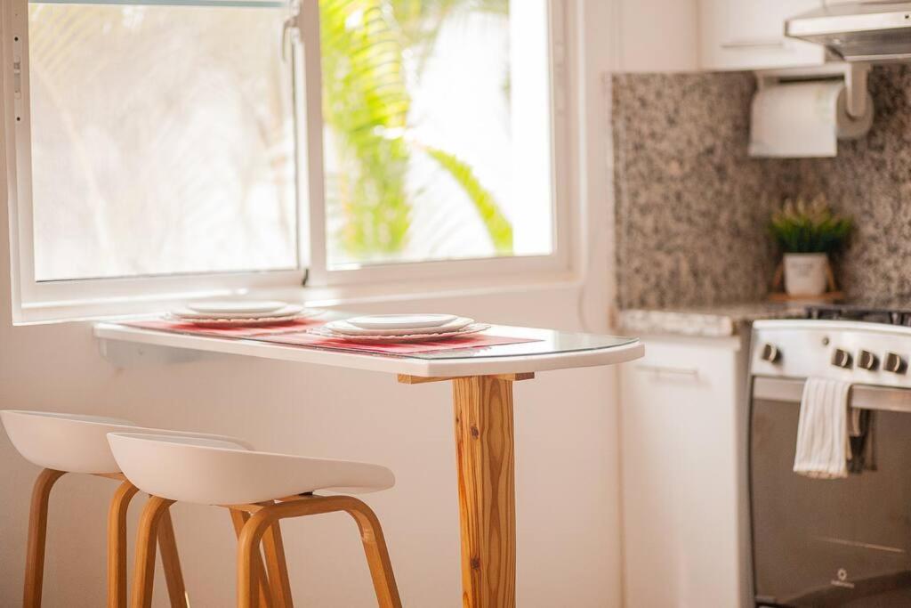 104 PL - Elegante y moderno, posición perfecta في La Laguna: مطبخ فيه طاولة و كرسيين