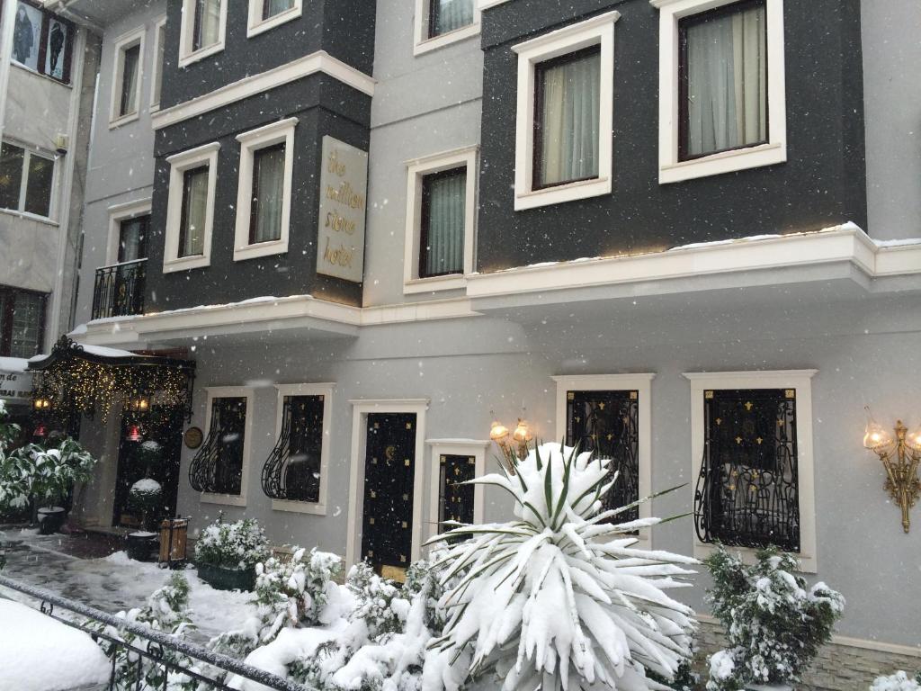 The Million Stone Hotel - Special Category v zimě