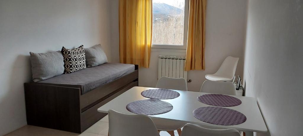 un petit salon avec une table et un canapé dans l'établissement Bear Cave Ushuaia, à Ushuaia