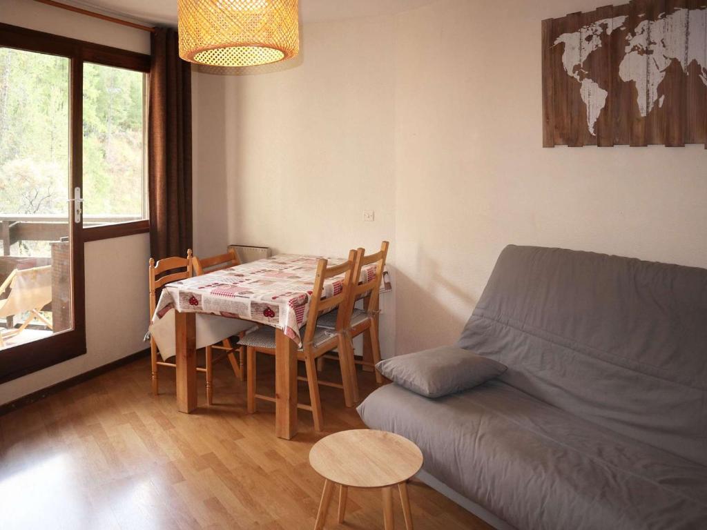 un salon avec une table et un canapé dans l'établissement Studio confortable 6 pers, cœur de station - FR-1-322-650, aux Orres