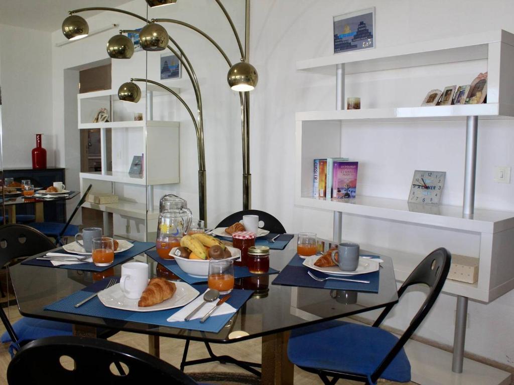 une table de salle à manger avec des assiettes de nourriture dessus dans l'établissement Appartement vue mer avec parking, Villeneuve-Loubet - FR-1-252A-130, à Villeneuve-Loubet