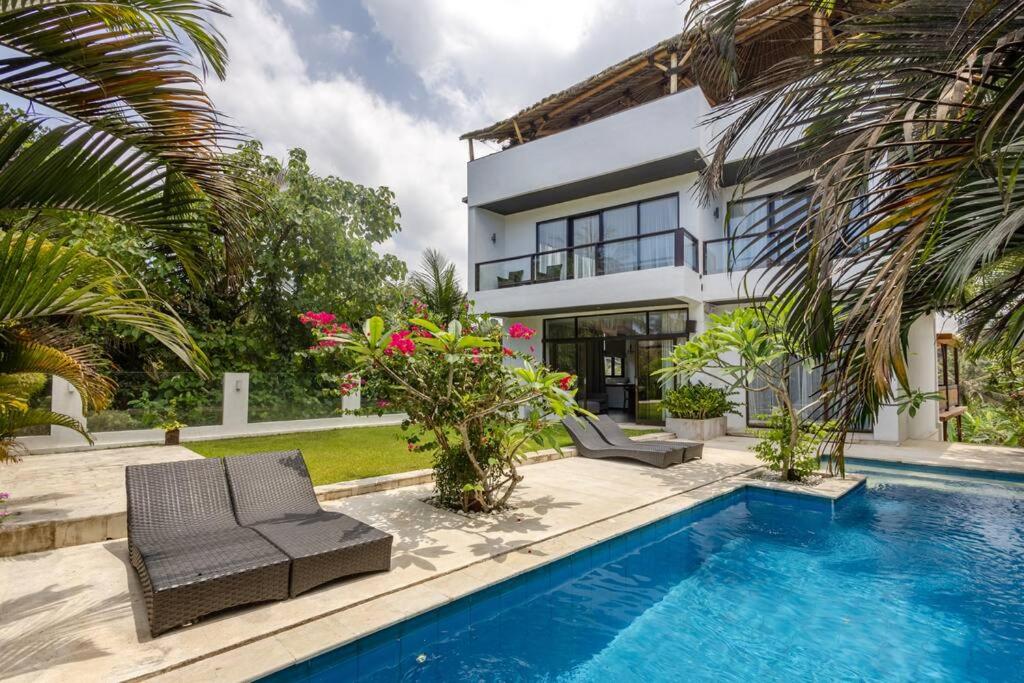 Bazén v ubytování Deluxe Apartment, 75 m from Balian Surf Spot nebo v jeho okolí