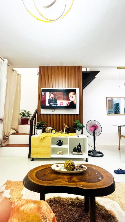 Televiisor ja/või meelelahutuskeskus majutusasutuses Home in Butuan City