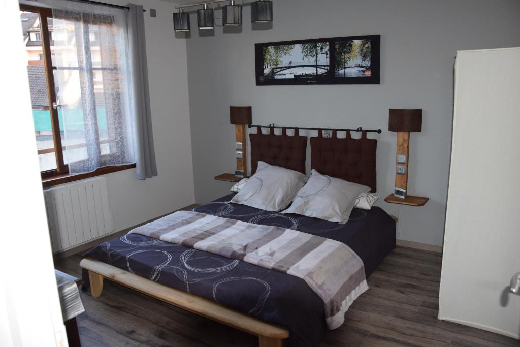 a bedroom with a large bed in a room at Gîte Chevênes in Annecy