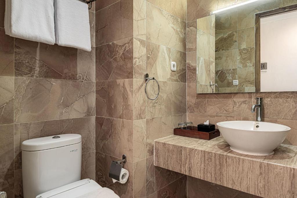 Koupelna v ubytování Goldvitel Hotel Surabaya