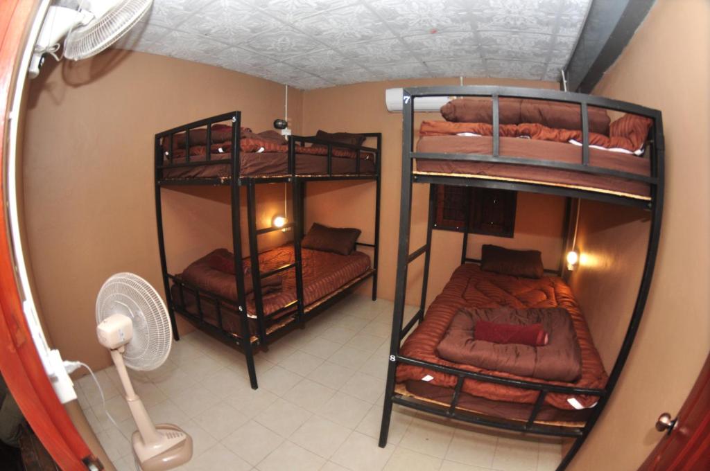 Postel nebo postele na pokoji v ubytování Sharky's Hostel