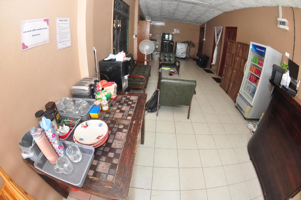 Kuchyň nebo kuchyňský kout v ubytování Sharky's Hostel