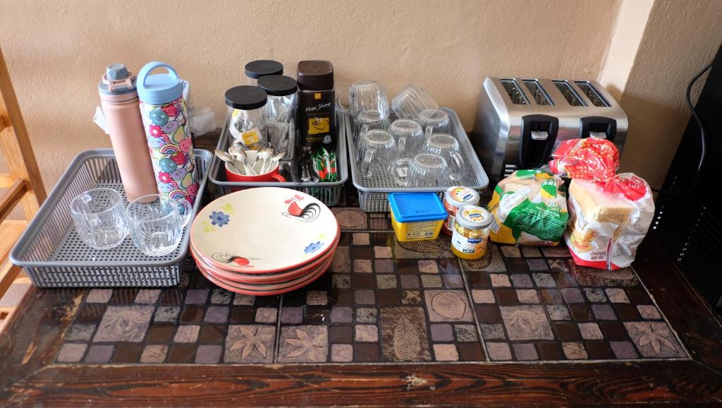 Příslušenství pro přípravu čaje a kávy v ubytování Sharky's Hostel