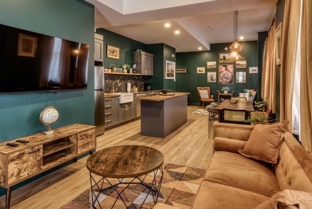 ein Wohnzimmer mit Sofa und Tisch in der Unterkunft North House - Majestic 3-Bedroom Designer Apartment in Québec