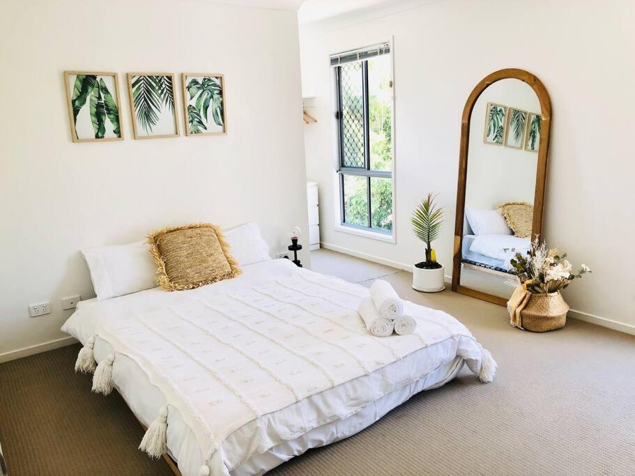 Ένα ή περισσότερα κρεβάτια σε δωμάτιο στο Sunlit Coastal Family Retreat