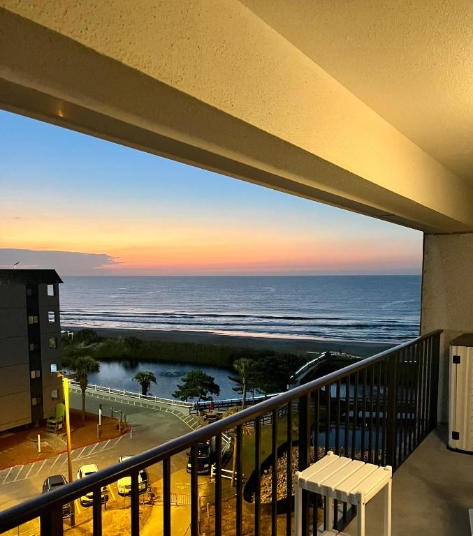 ein Blick auf das Meer vom Balkon in der Unterkunft Luxe by the Sea - 5-Star Beachfront Escape in Myrtle Beach