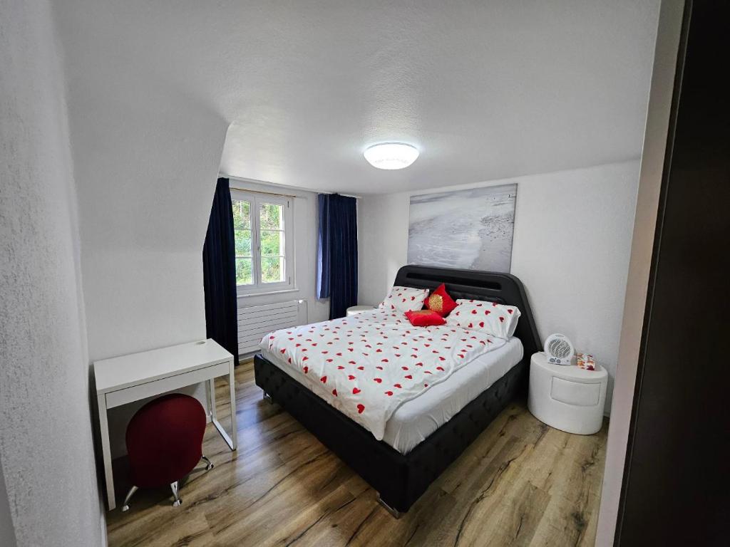Postel nebo postele na pokoji v ubytování Butthouse Apartments