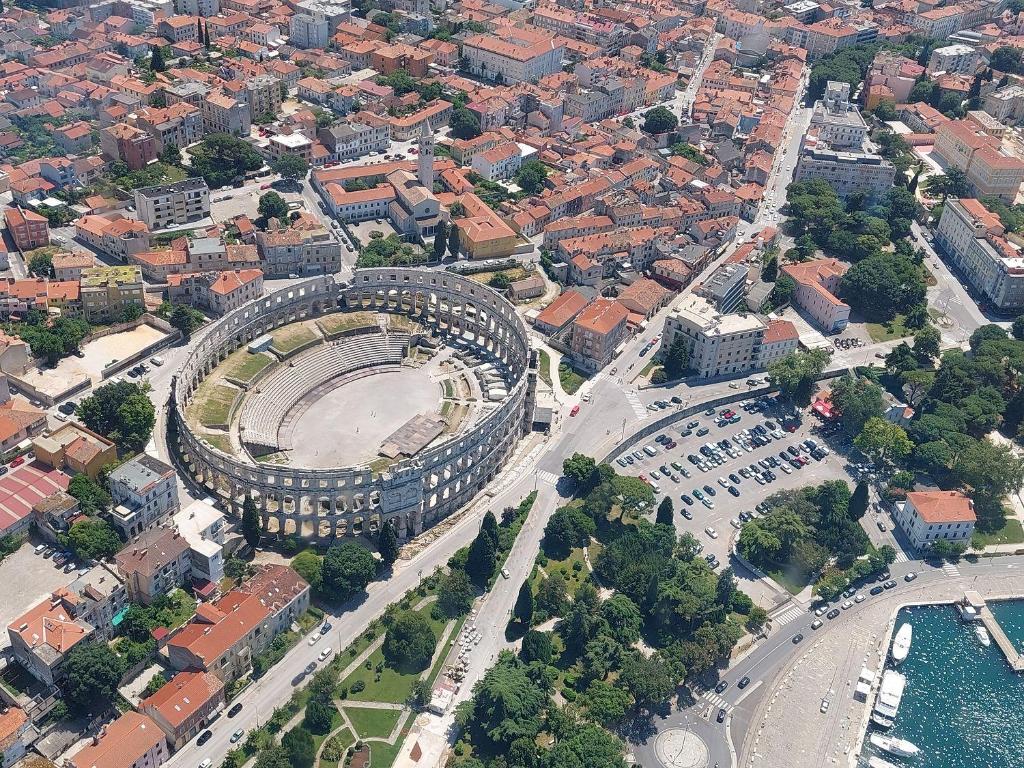 Pohľad z vtáčej perspektívy na ubytovanie Schöne Ferienwohnung nur 500 Meter bis zum Kieselstrand mit großem Pool, Küche, Klima, WLAN, Balkon, Grill