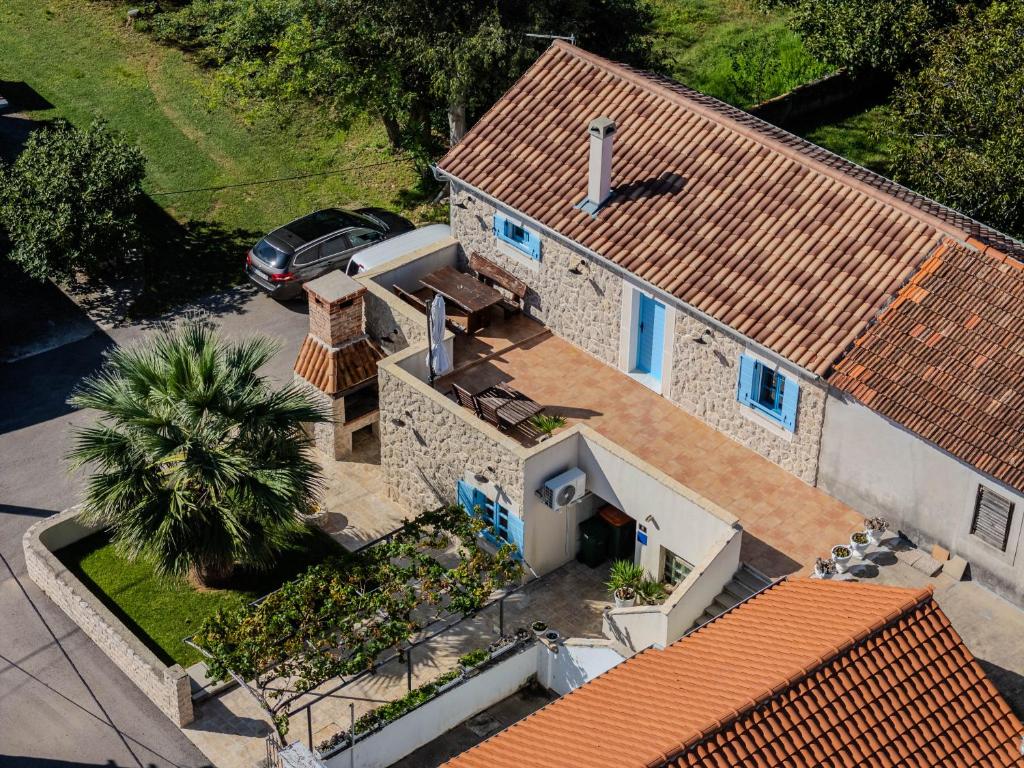 einen Blick über ein Haus mit einer Palme in der Unterkunft Holiday House Maja in Privlaka with barbecue and private garden - by TA Leut Agency in Privlaka