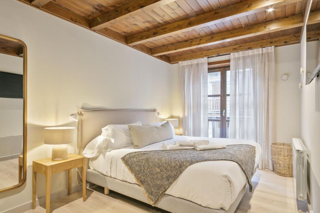 Postel nebo postele na pokoji v ubytování Luderna - Dúplex Val de Ruda C1 de Carlac