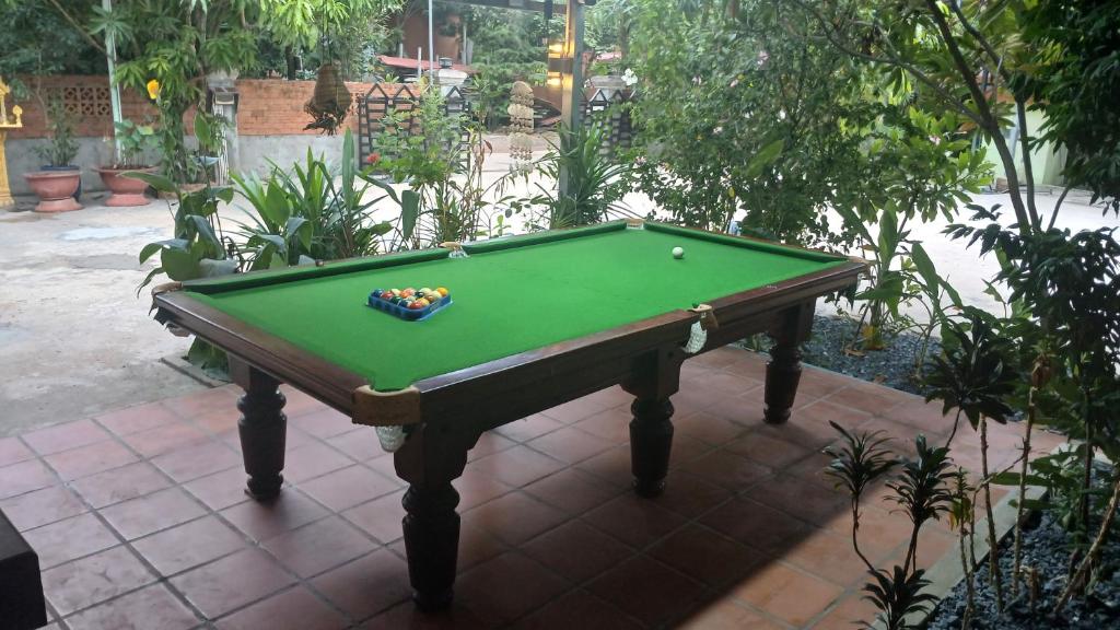 Biliár nebo kulečník v ubytování Mabuhay Guesthouse Kampot