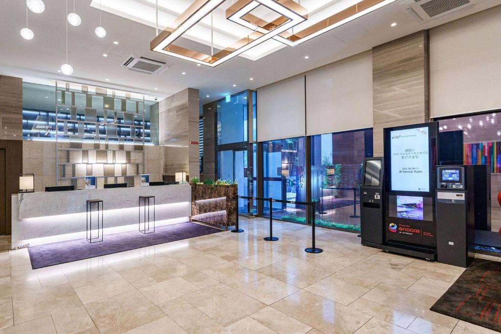 Vstupní hala nebo recepce v ubytování Ramada Encore by Wyndham Busan Station
