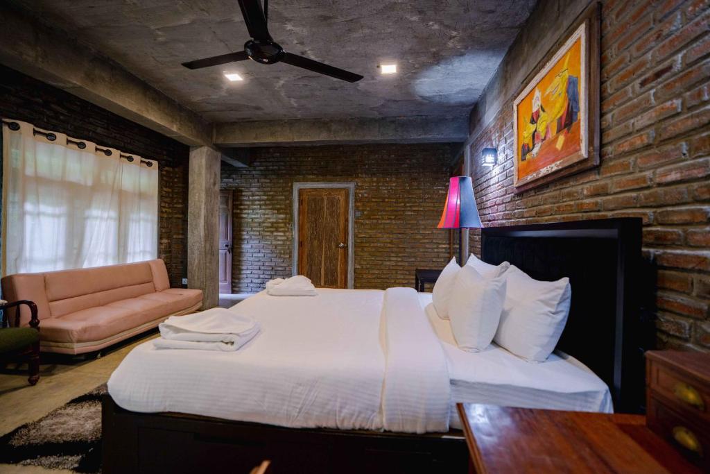 Postel nebo postele na pokoji v ubytování Aayu Hanthana Boutique Hotel