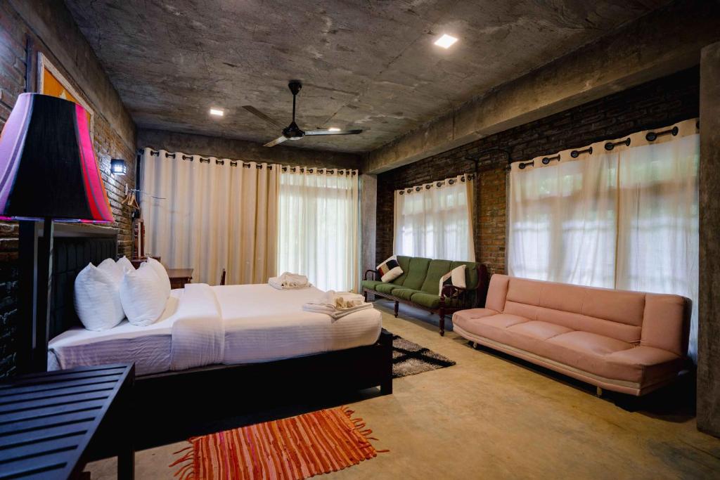 Postel nebo postele na pokoji v ubytování Aayu Hanthana Boutique Hotel