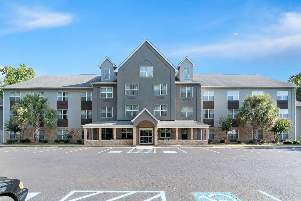 a large apartment building with a parking lot at Country Inn & Suites by Radisson, Columbia Airport, SC in Columbia