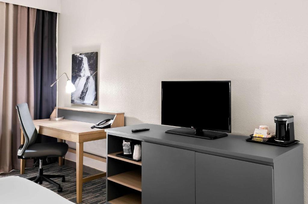 Country Inn & Suites by Radisson, Columbia Airport, SC - Kamer Met Kingsize Bed - Niet-Rokers