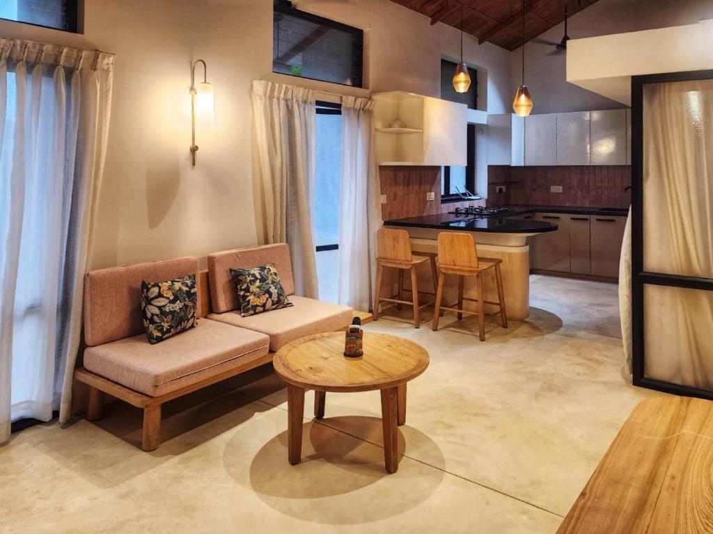 GoaにあるLa GoYa at Anjuna Beachsideのソファとテーブルのあるリビングルーム