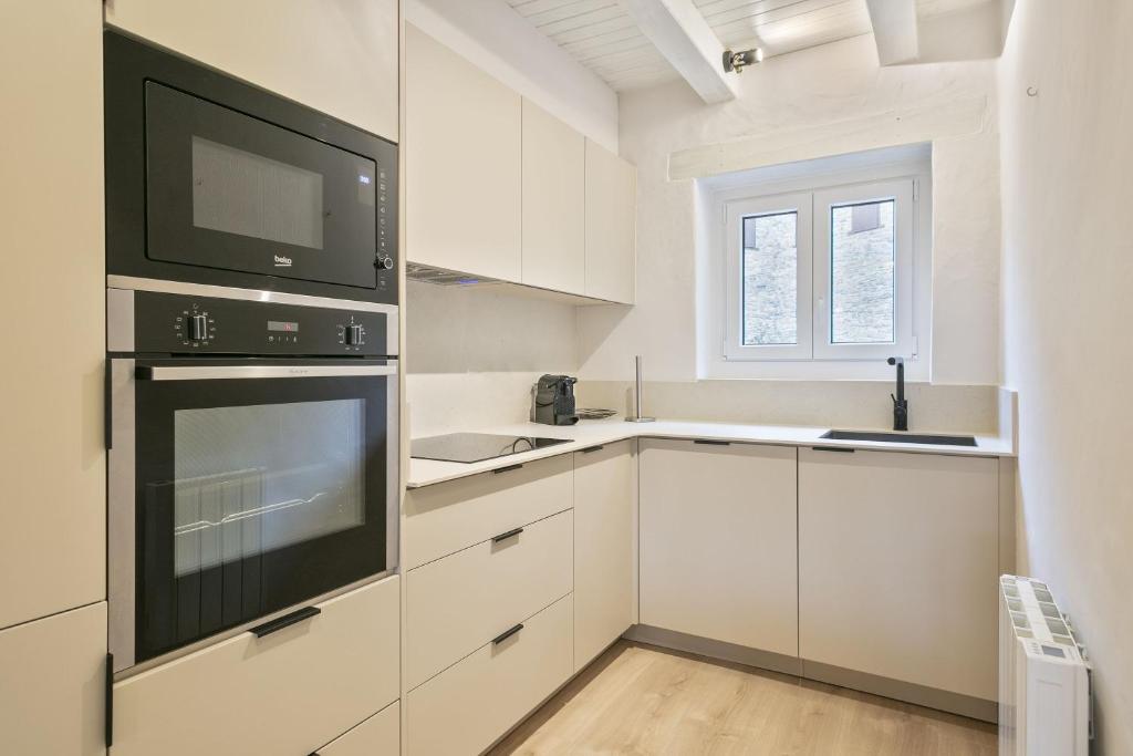 A kitchen or kitchenette at Luderna - Casa con jardín Bedrera