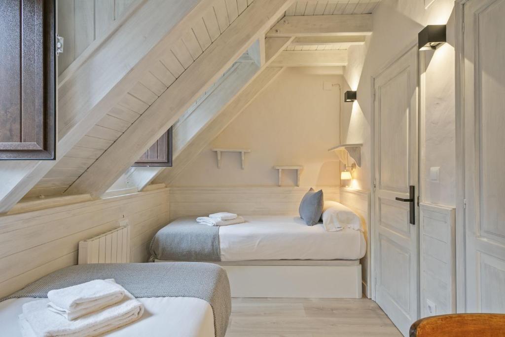A bed or beds in a room at Luderna - Casa con jardín Bedrera