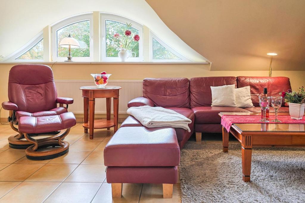 una sala de estar con un sofá y una mesa en Seeluft, en Prerow