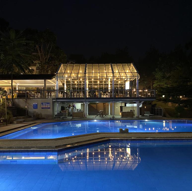 Bazén v ubytování Lembang Asri Resort nebo v jeho okolí