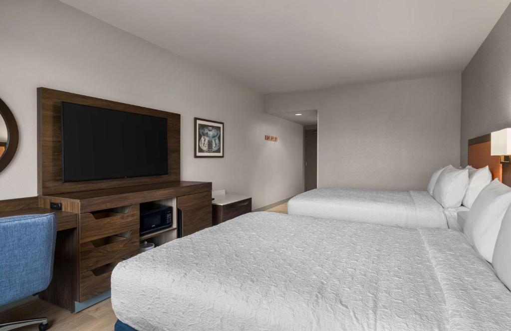 Hampton by Hilton East Austin - near UT and Capitol - Queen Room With Two Queen Beds And Pool View