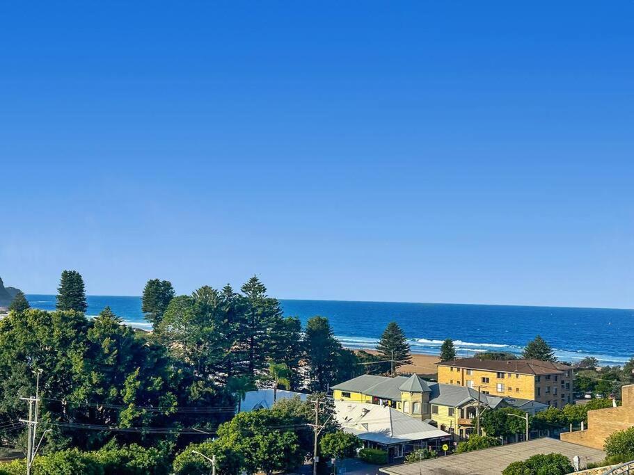 阿沃卡海滩Unit 32 - Avoca Palms Resort的享有海滩美景,设有房屋和大海