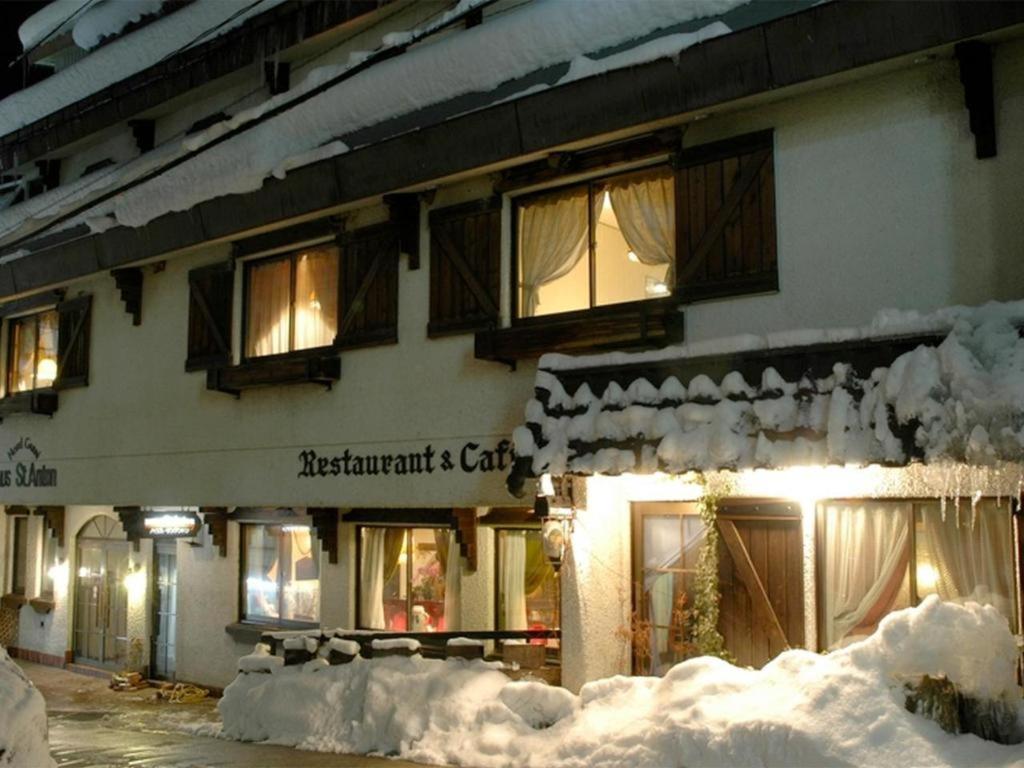 ein Gebäude mit Schnee auf dem Boden davor in der Unterkunft Haus St.Anton in Nozawa Onsen