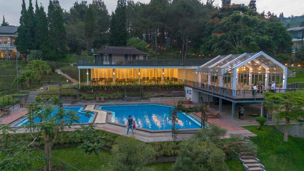 Bazén v ubytování Lembang Asri Resort nebo v jeho okolí