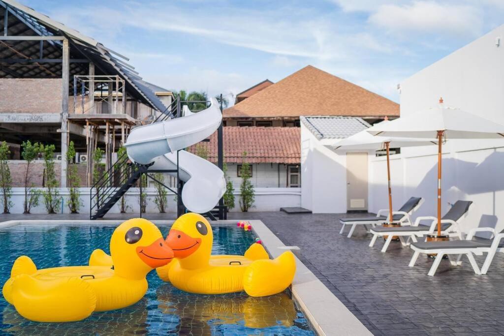 tres patos de goma están sentados en una piscina en Royal beach pool villa cha-am บ้านพักชะอำ พูลวิลล่าชะอำ ใกล้ทะเล, en Cha Am