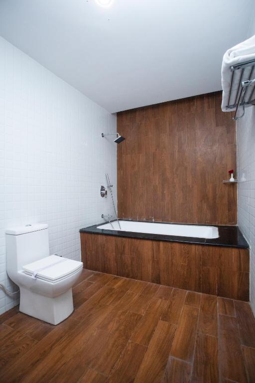 SAARAL RESORTS & HOTELS PVT Ltd - Suite Con Balcón