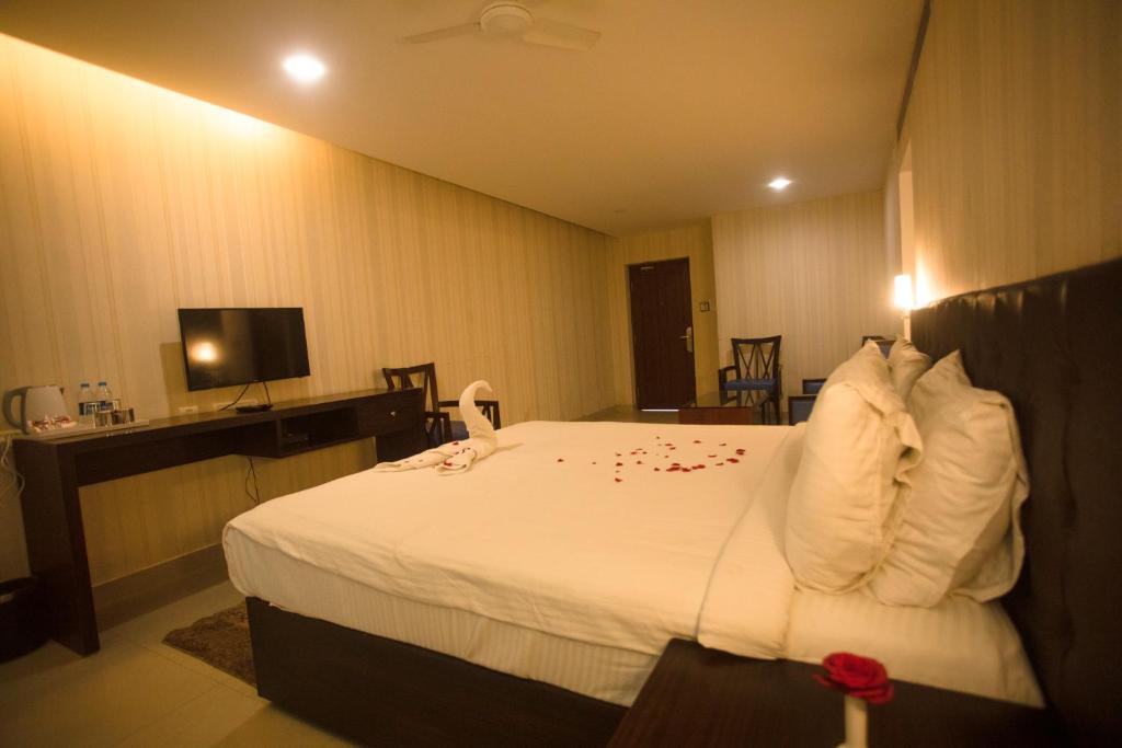 SAARAL RESORTS & HOTELS PVT Ltd - Room King Con Vista A La Piscina