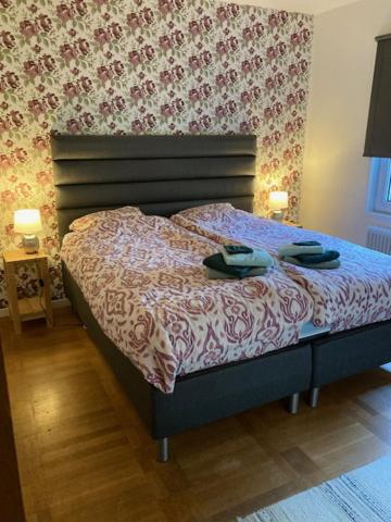 Postel nebo postele na pokoji v ubytování Ta det lugnt