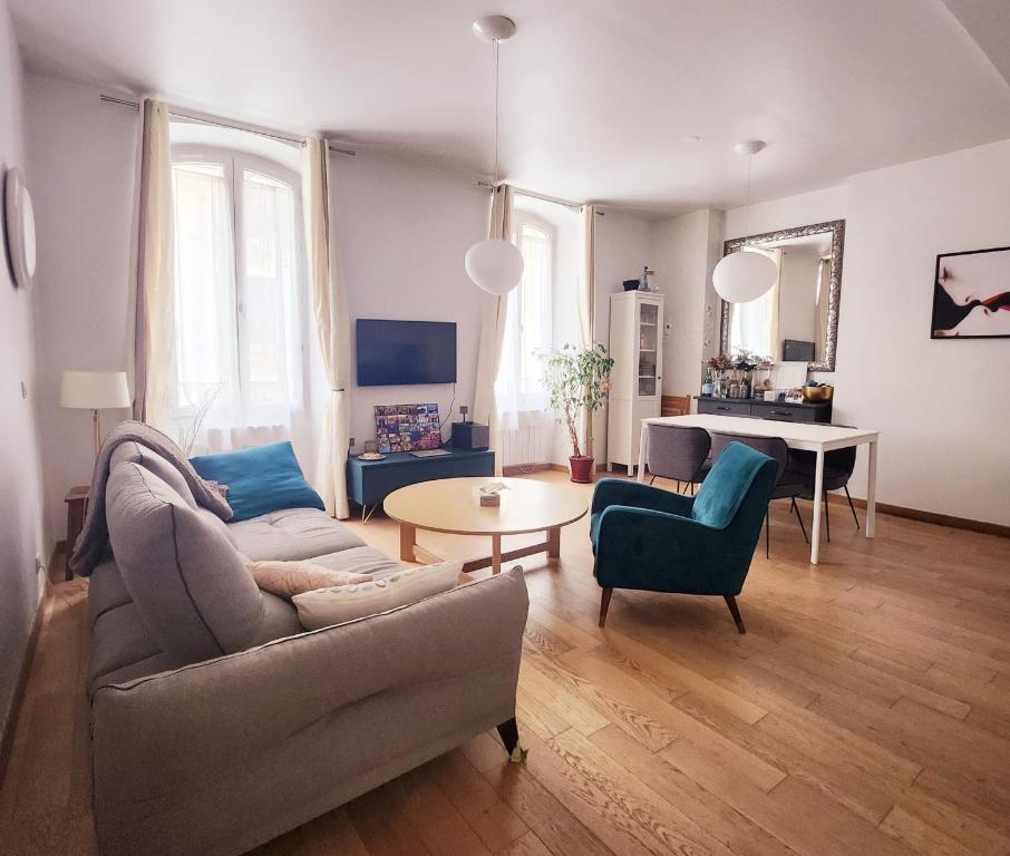 un salon avec un canapé et une table dans l'établissement Homeloveparis, à Paris