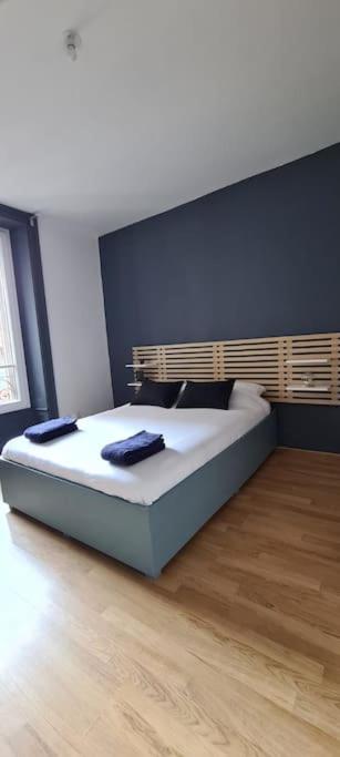 une chambre avec un grand lit dans une pièce dans l'établissement Le Carnot 3, proche du centre historique, à Besançon