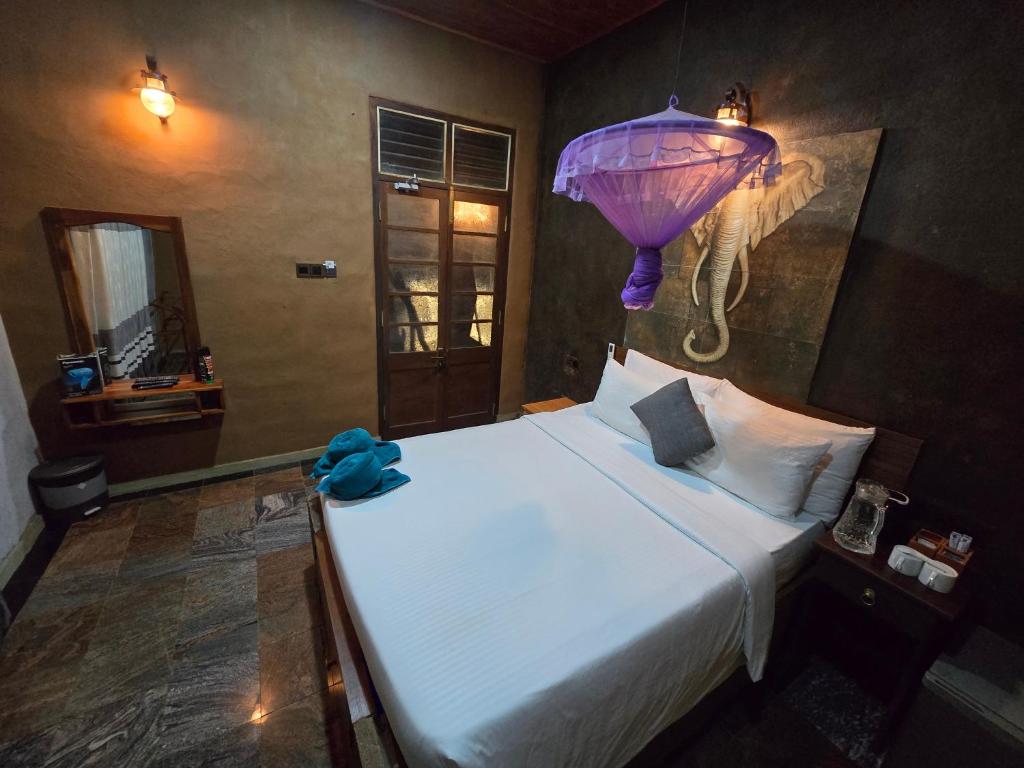 Postel nebo postele na pokoji v ubytování Ceylon wilpattu safaris & lodging