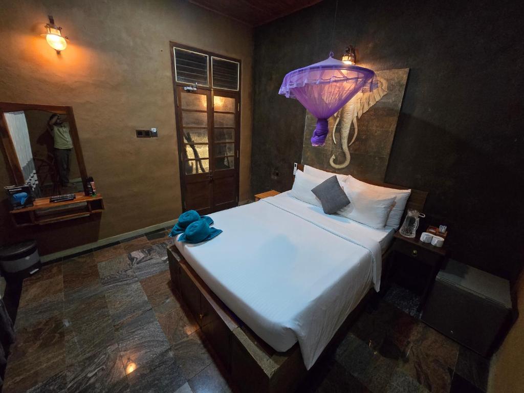 Postel nebo postele na pokoji v ubytování Ceylon wilpattu safaris & lodging