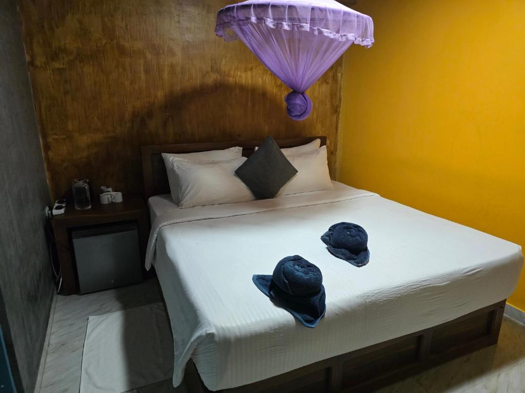 Postel nebo postele na pokoji v ubytování Ceylon wilpattu safaris & lodging