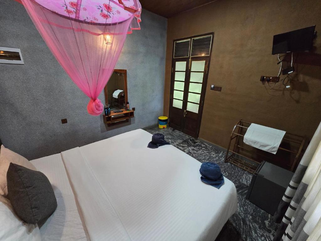 Postel nebo postele na pokoji v ubytování Ceylon wilpattu safaris & lodging