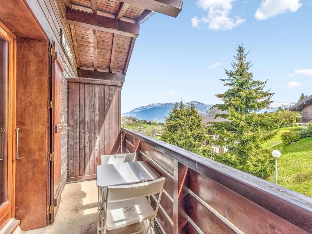 un balcon avec des chaises et une vue sur les montagnes dans l'établissement Bel appartement au pied des pistes-Megeve, à Demi-Quartier