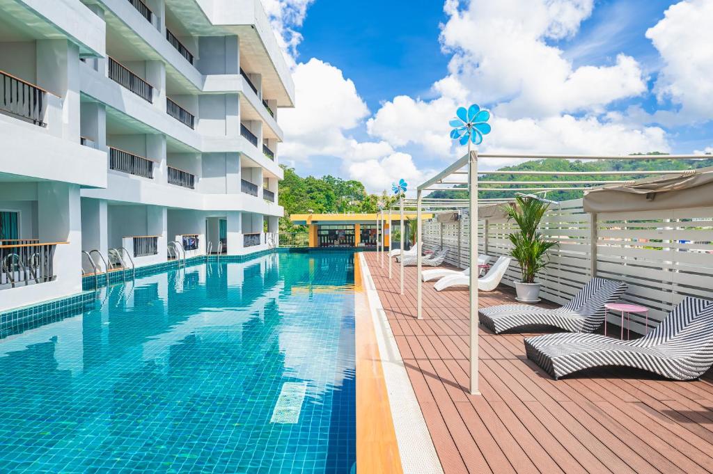 Πισίνα στο ή κοντά στο Casa Del M Patong Phuket - Newly Renovated