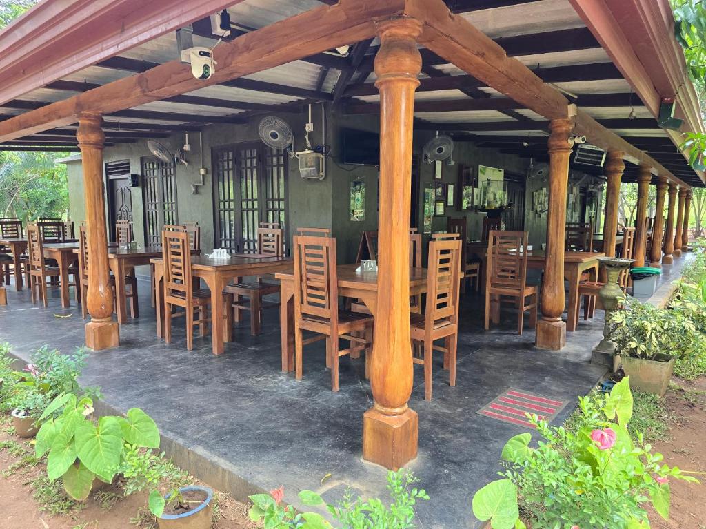 Restaurace v ubytování Ceylon wilpattu safaris & lodging