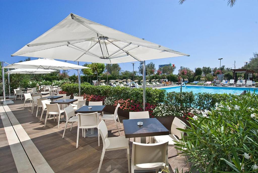 Bazén v ubytování Hotel Sarti nebo v jeho okolí