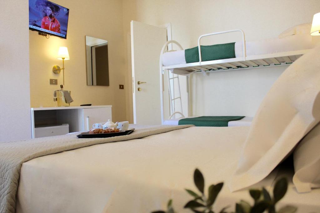 Postel nebo postele na pokoji v ubytování King Hotel